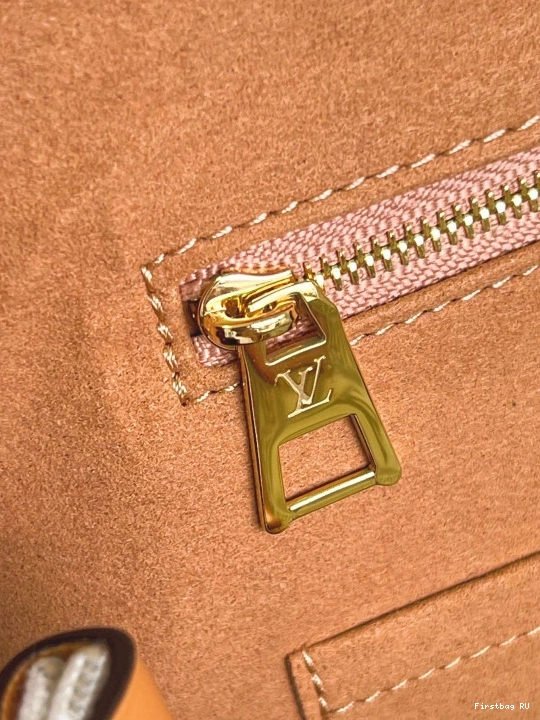 First bag LOUIS VUITTON MM ONTHEGO 0810